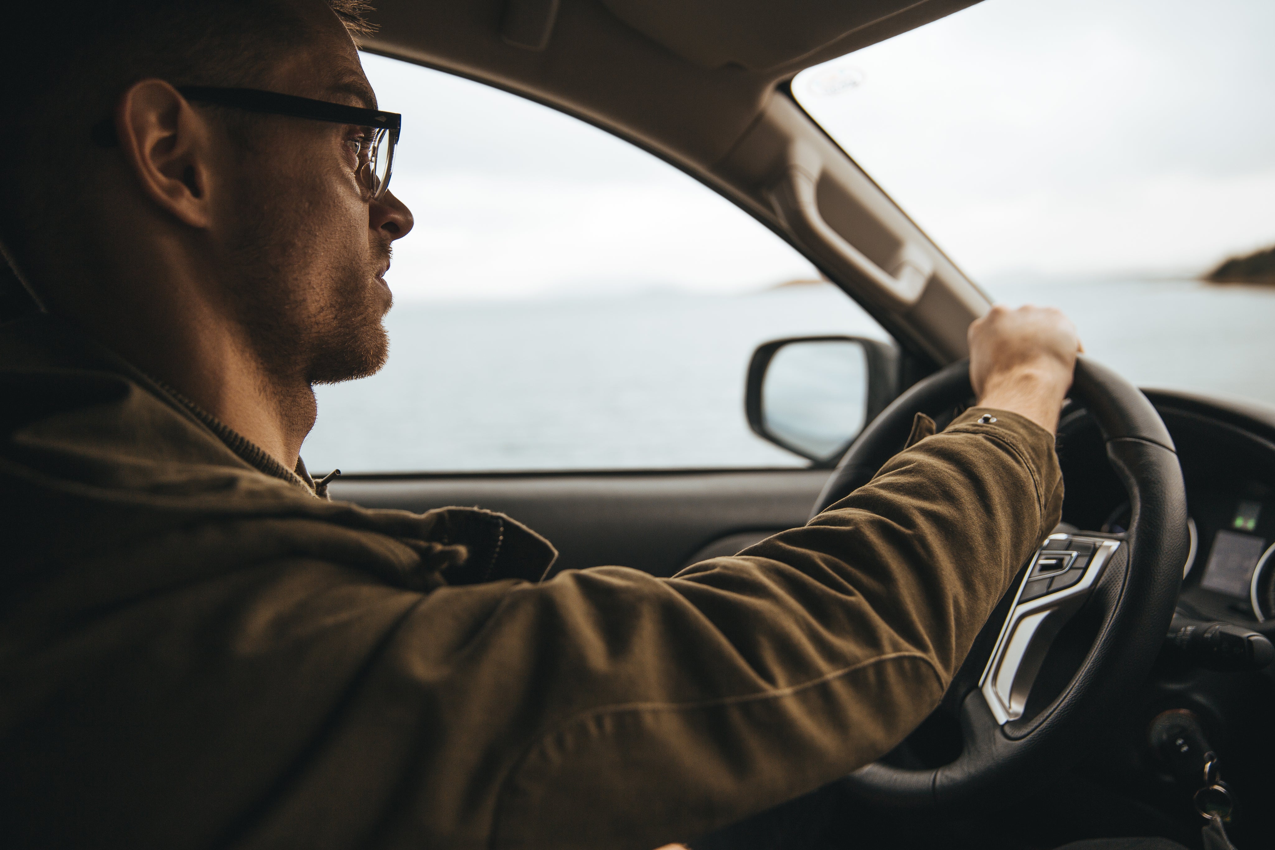 files/man-with-glasses-driving.jpg